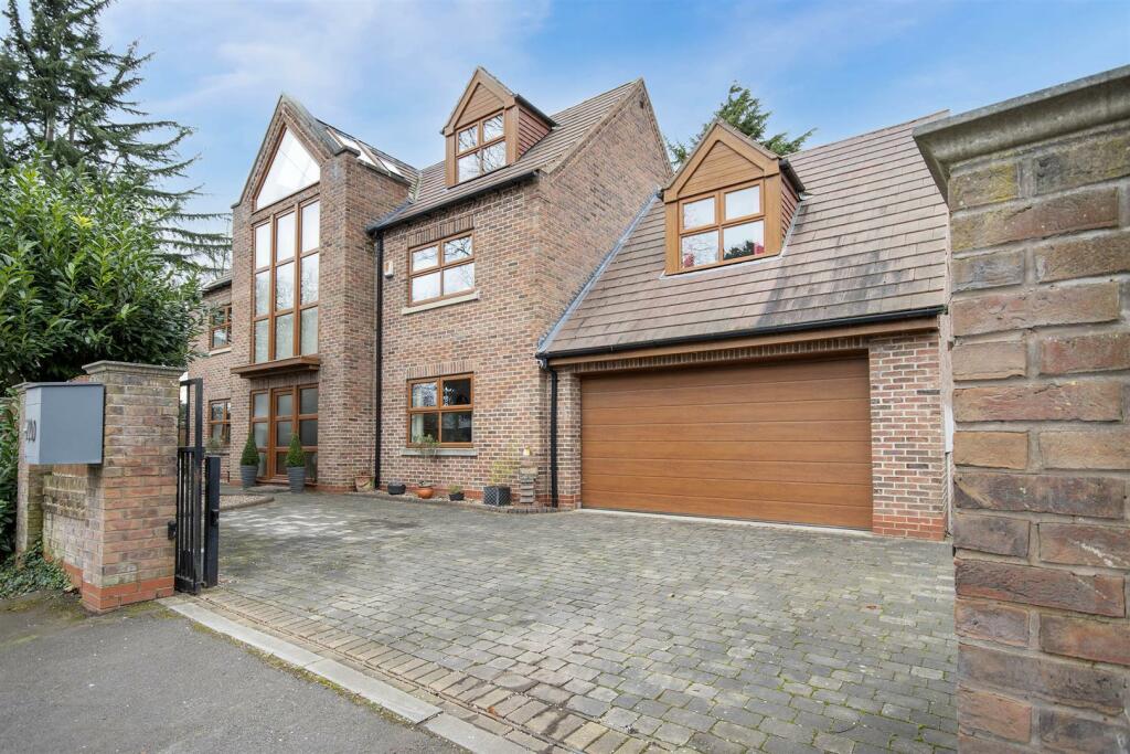 4 bedroom detached house for sale in Park Drive, Sprotbrough, Doncaster, DN5