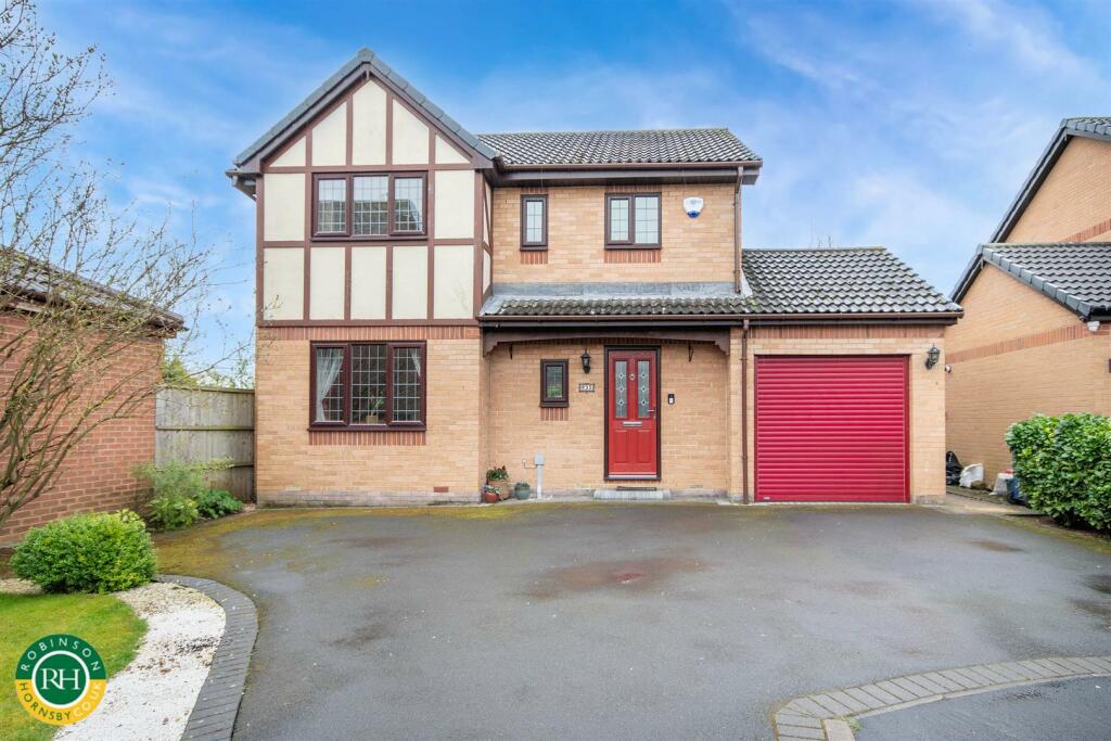 4 bedroom detached house for sale in Langdale Drive, Tickhill, Doncaster, DN11