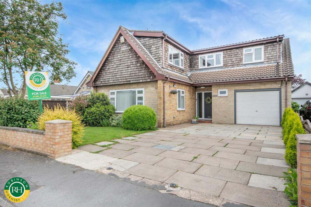 5 bedroom detached house for sale in Laurold Avenue, Hatfield Woodhouse, Doncaster, DN7