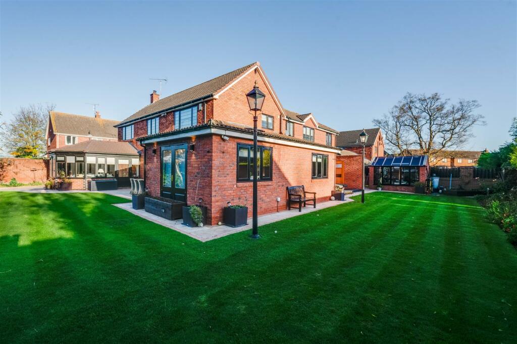 6 bedroom detached house for sale in Common Lane, Tickhill, Doncaster, DN11