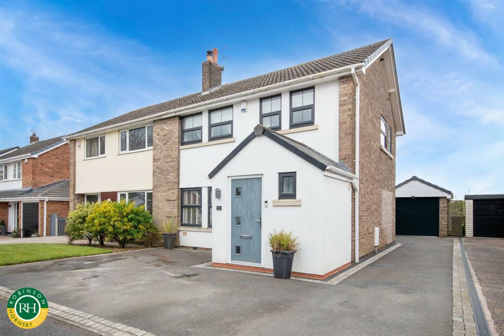 3 bedroom semidetached house for sale in Chiltern Crescent