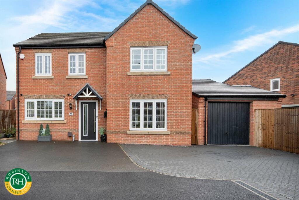 4 bedroom house for sale in Hewer Close, New Rossington, Doncaster, DN11