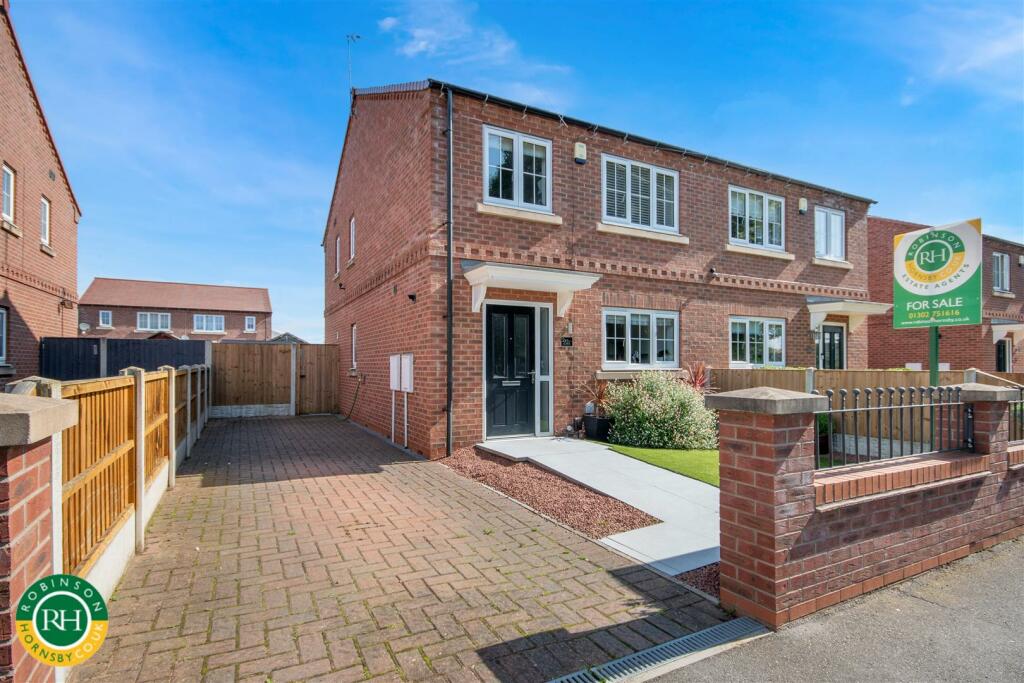 3 bedroom semidetached house for sale in Westerdale Road, Scawsby, Doncaster, DN5