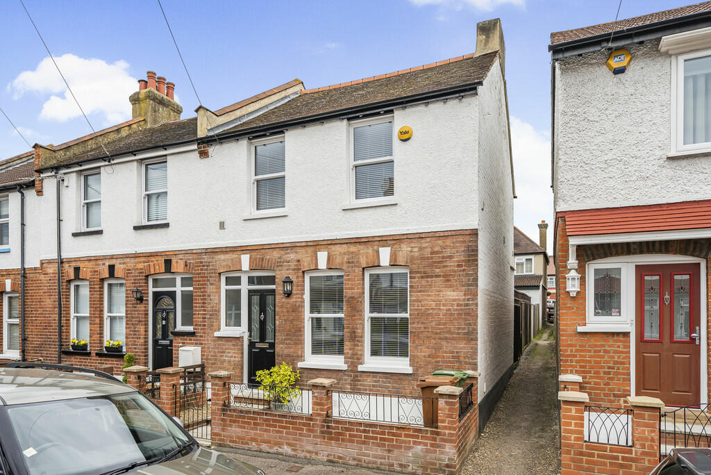 2 bedroom end of terrace house for sale in Mint Road, Wallington, SM6