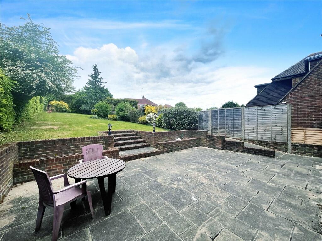 4 bedroom detached house for rent in Tolmers Avenue, Cuffley