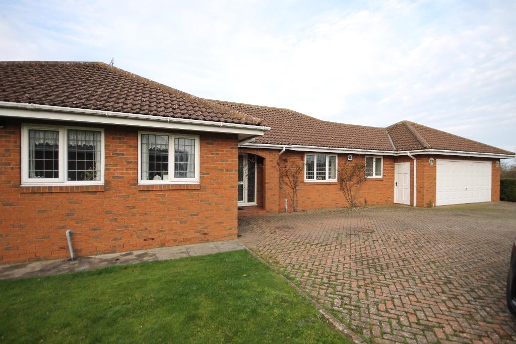 3 bedroom detached bungalow for sale in Wharfedale, Filey YO14 0DP, YO14