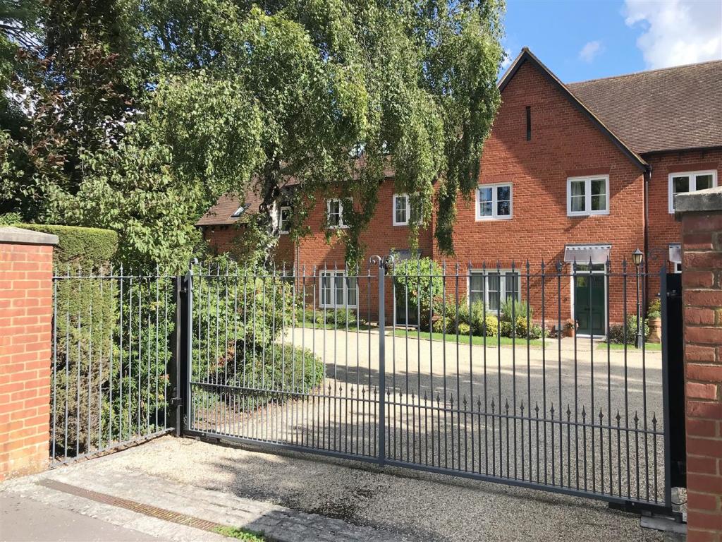 3 bedroom semidetached house for sale in Andover Road, Newbury, RG14