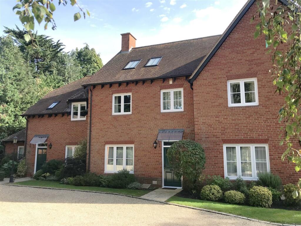 3 bedroom semidetached house for sale in Andover Road, Newbury, RG14