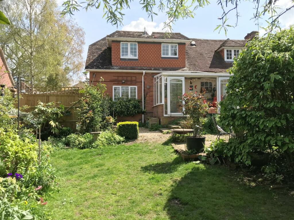 4 bedroom detached house for sale in Woodridge, Newbury, RG14