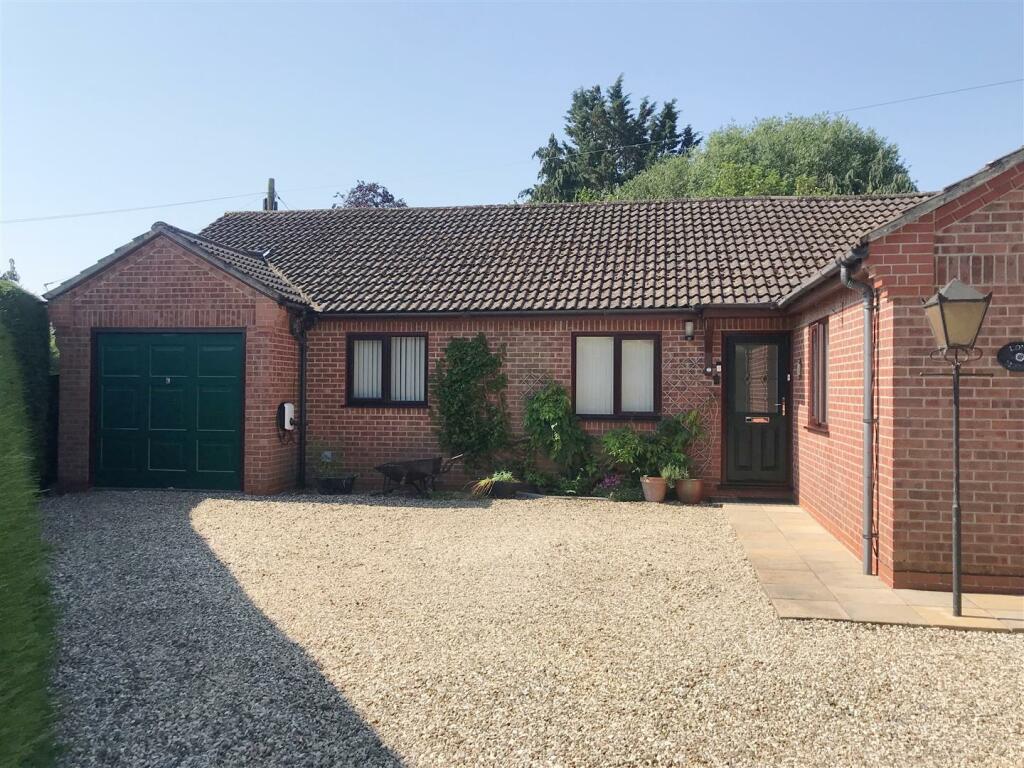 4 bedroom bungalow for sale in Love Lane, Shaw, Newbury, RG14