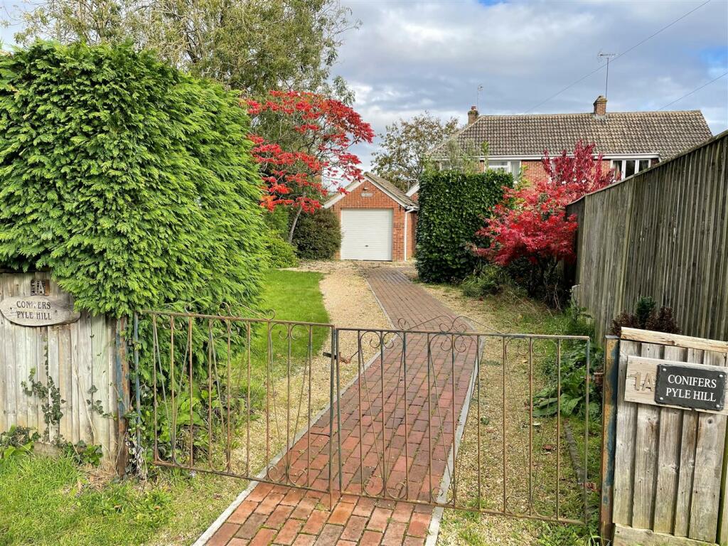 3 bedroom semidetached house for sale in Pyle Hill, Newbury, RG14