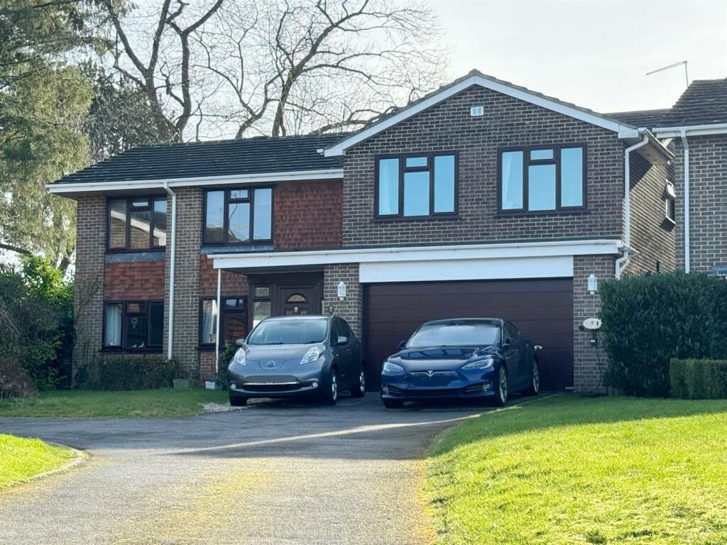 6 bedroom detached house for sale in The Marlowes, Newbury, RG14