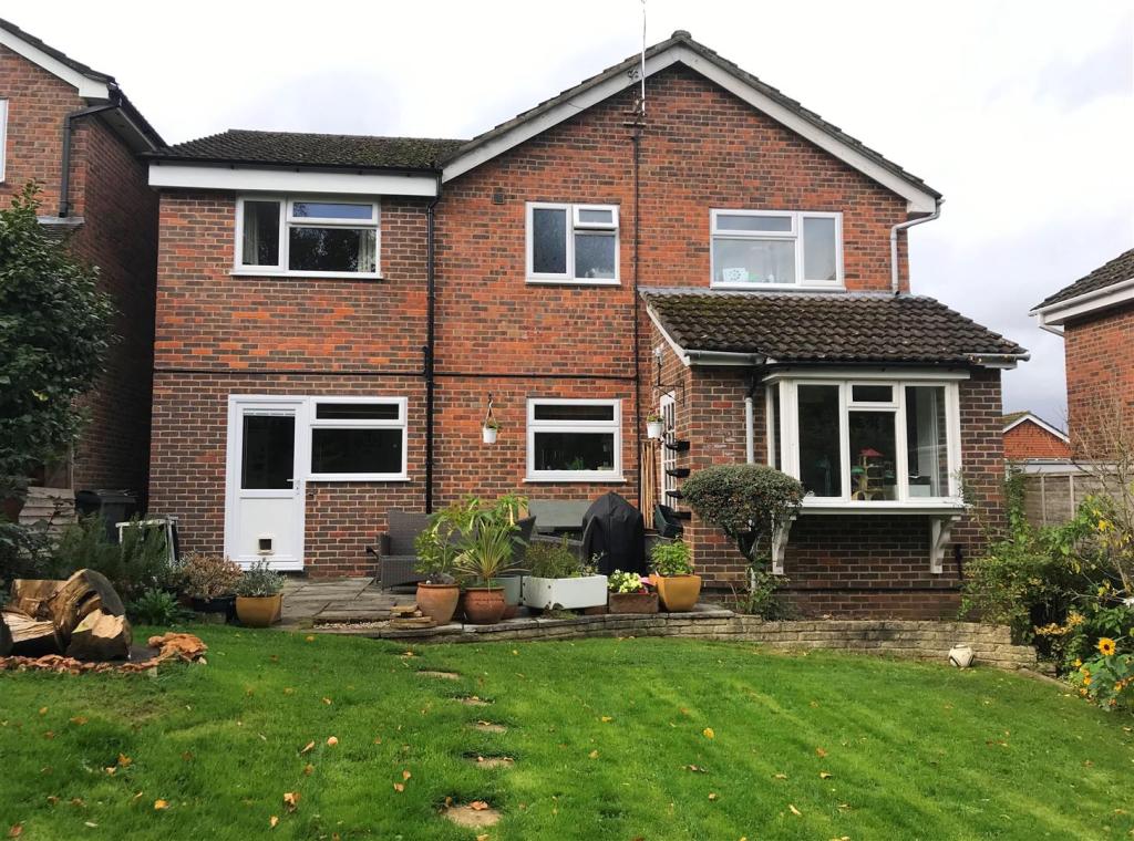 4 bedroom detached house for sale in Gwyn Close, Newbury, RG14