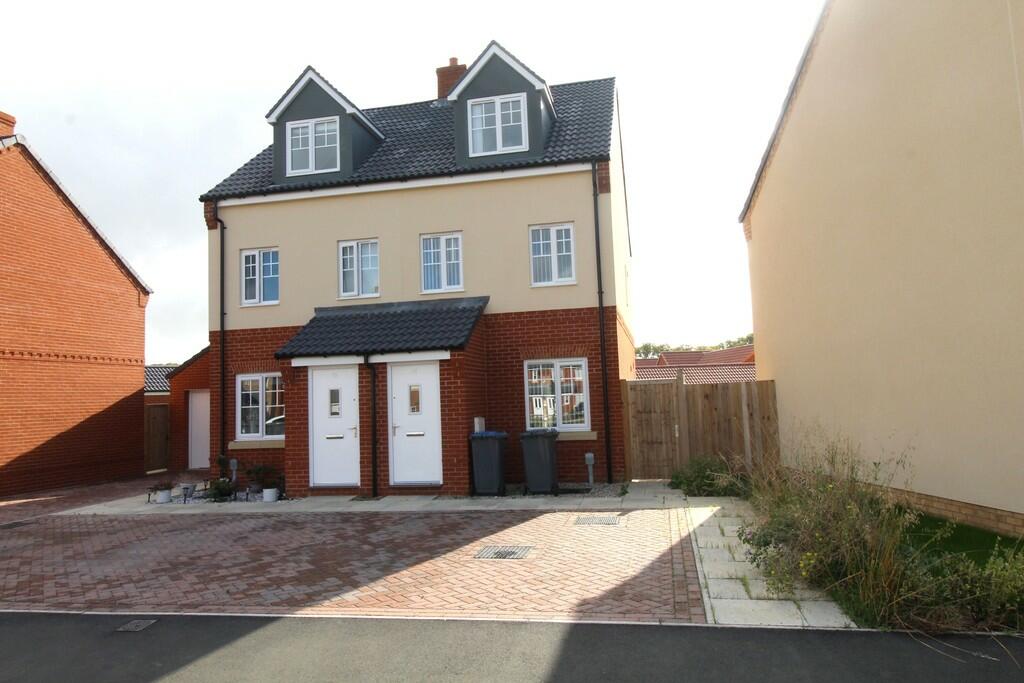 3 bedroom town house for sale in Saxmundham Road, Leiston, IP16
