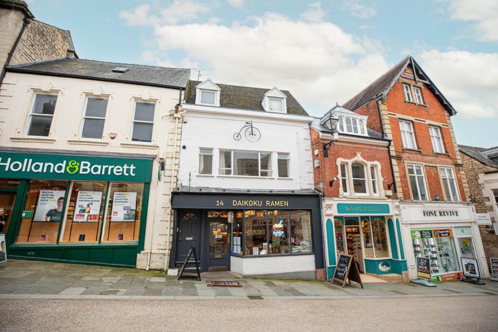 Main image of property: Mixed use Commercial unit & 2 x Self contained two bedroom flats, High Street, Stroud