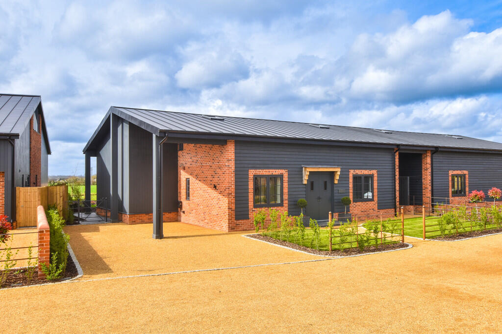 4 bedroom detached house for sale in The Broadway, Great Dunmow, CM6