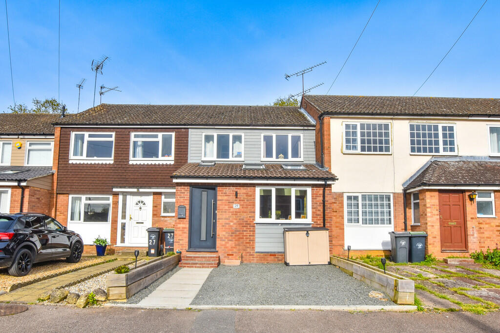 3 bedroom terraced house for sale in Elm Close, Elsenham, CM22