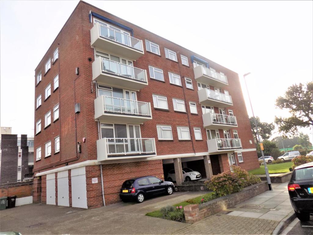 2 bedroom flat for sale in Eastern Parade, Southsea, PO4