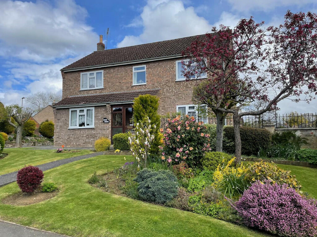 4 bedroom detached house for sale in Amble House, Gillamoor Road