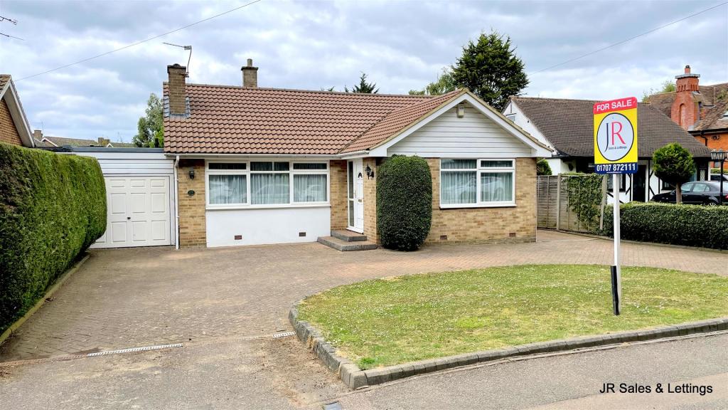 3 bedroom detached bungalow for sale in Jones Road, Goffs Oak, EN7