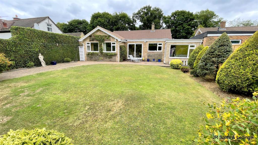 3 bedroom detached bungalow for sale in Jones Road, Goffs Oak, EN7