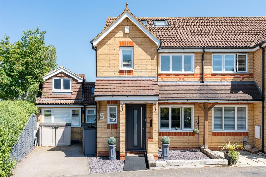 5 bedroom semidetached house for sale in Brace Close, West Cheshunt, EN7