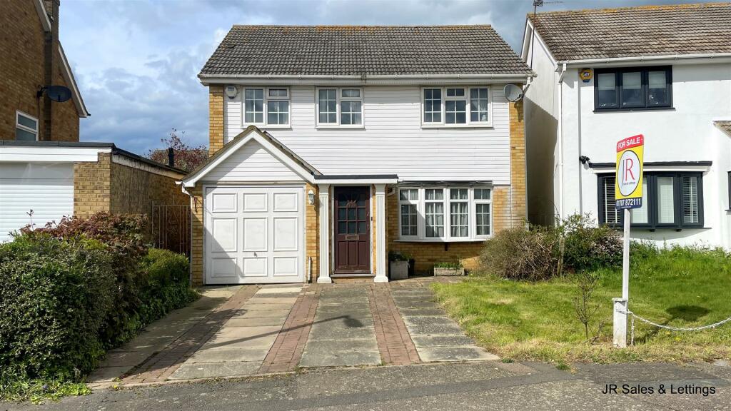 4 bedroom detached house for sale in Pembroke Drive, Goffs Oak, EN7