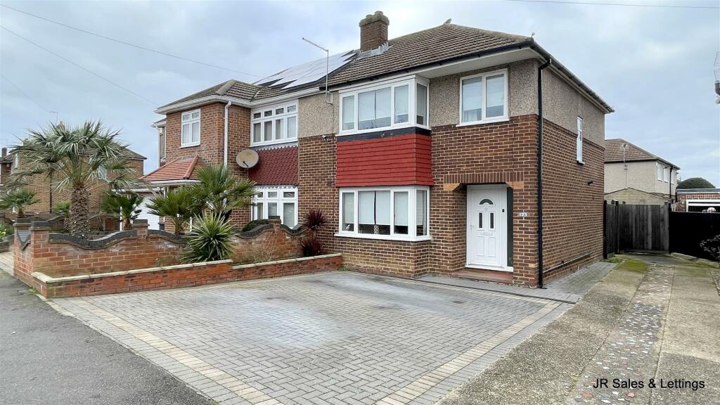 3 bedroom semidetached house for sale in Roundmoor Drive, Central