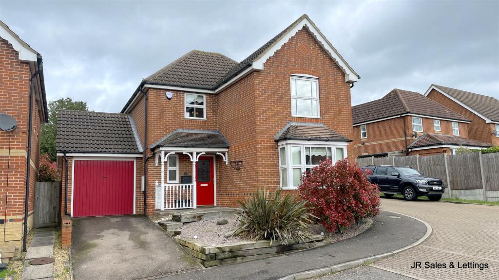 3 bedroom detached house for sale in Lucern Close, West Cheshunt, EN7