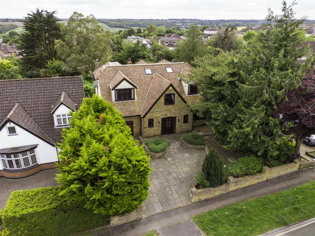 6 bedroom detached house for sale in King James Avenue, Cuffley, EN6