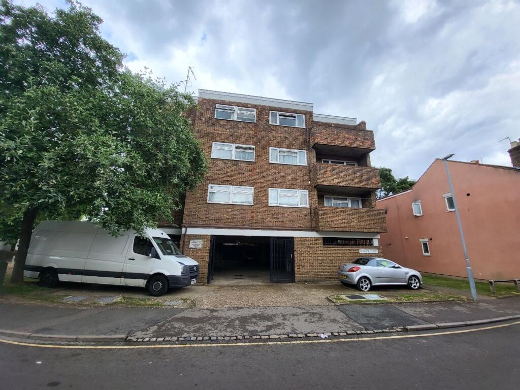 Main image of property: Large 1 bed flat with balcony in Windsor Court, Luton