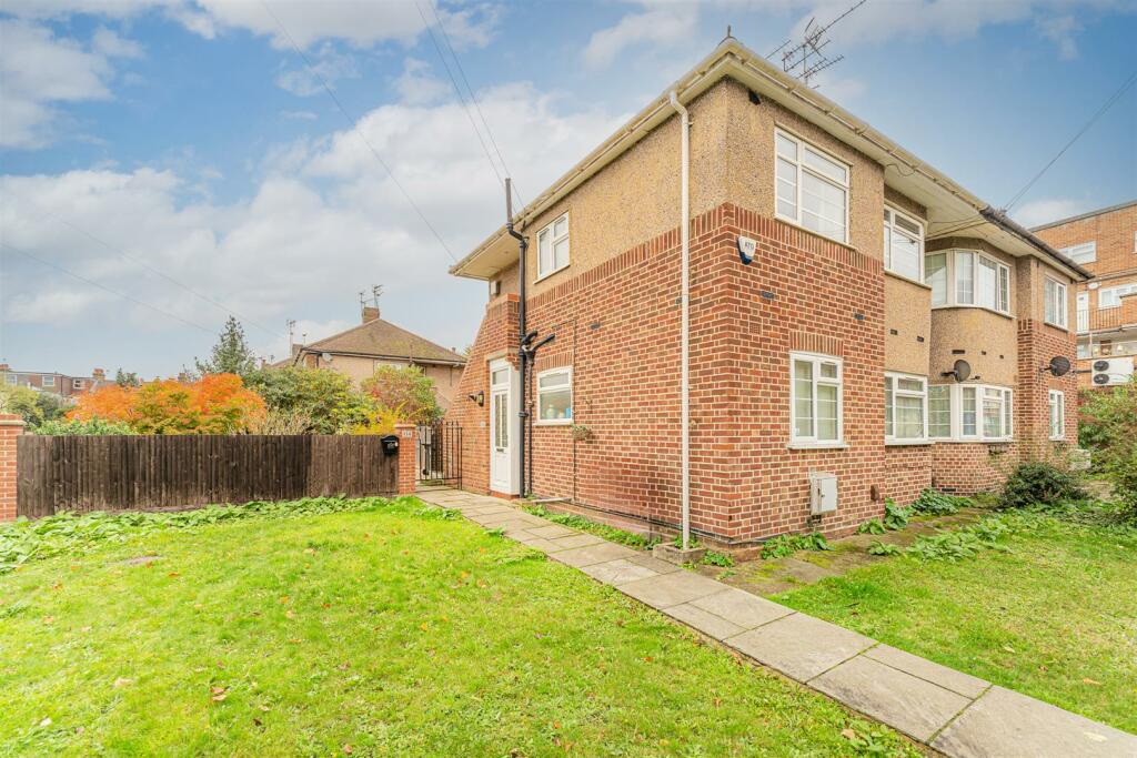 2 bedroom flat for sale in Gordon Road, Enfield, EN2