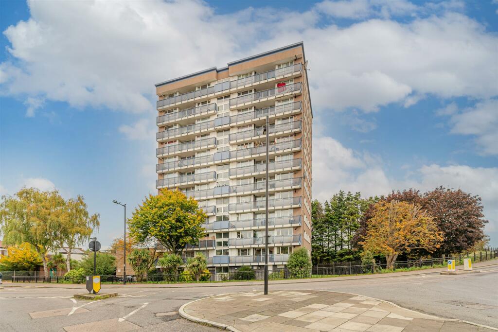 3 bedroom flat for sale in Bury Street, London, N9