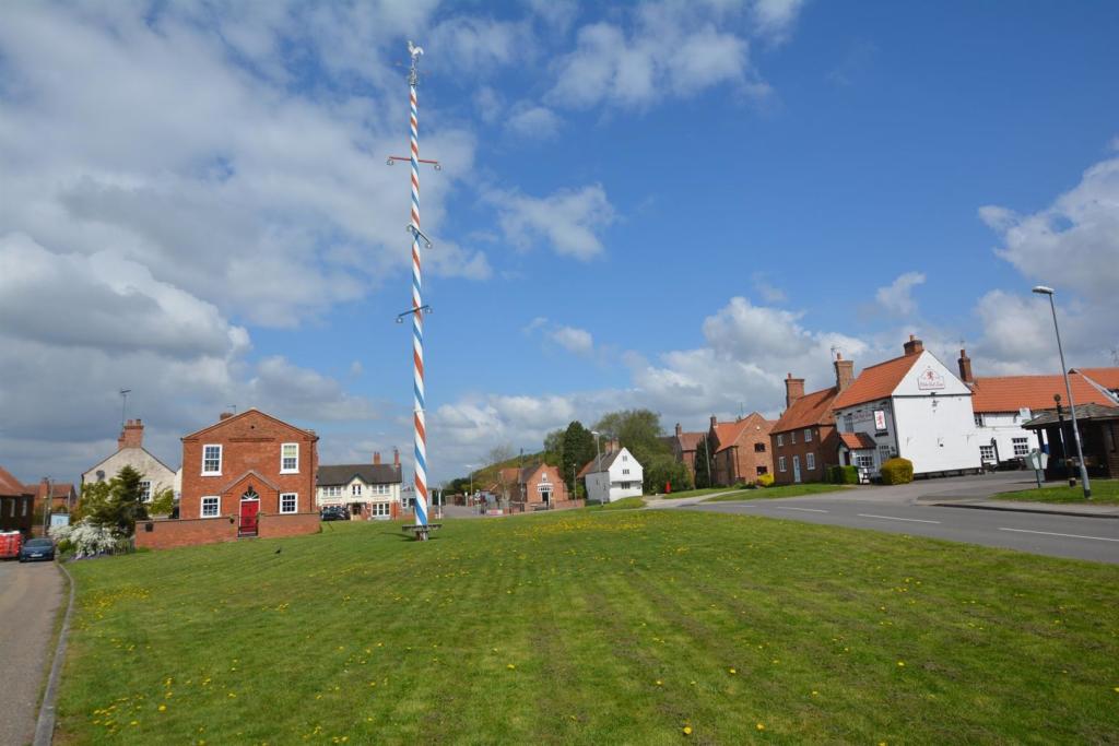 4 bedroom semidetached house for sale in Maypole Green, Wellow, Newark
