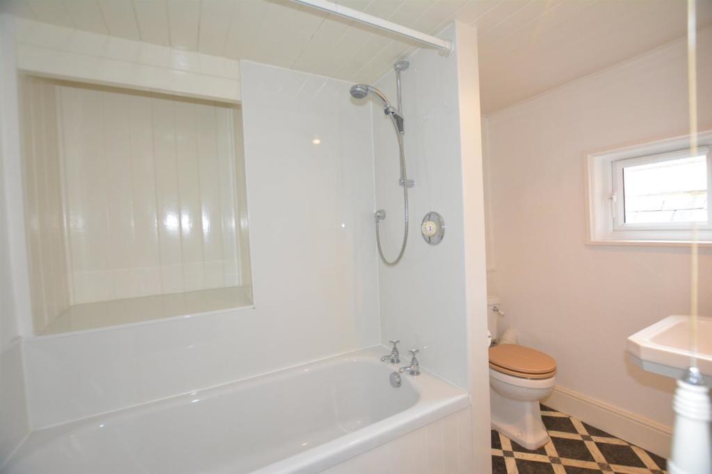 4 bedroom semidetached house for sale in Maypole Green, Wellow, Newark