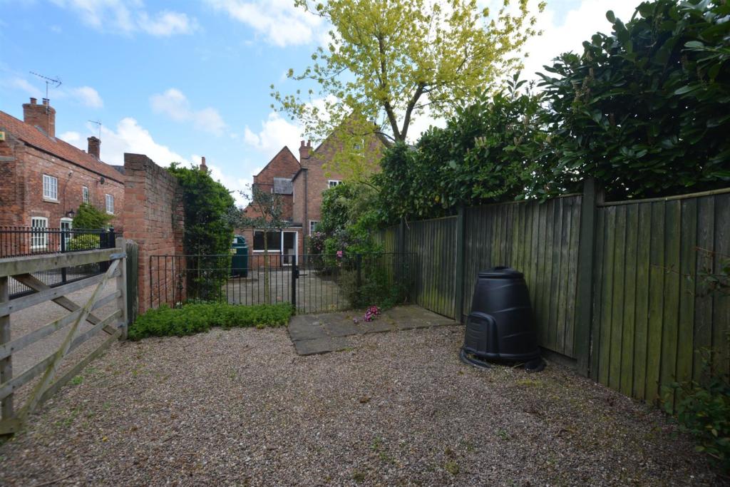 4 bedroom semidetached house for sale in Maypole Green, Wellow, Newark