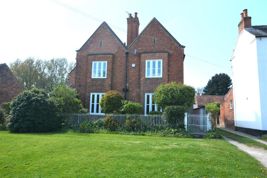 4 bedroom semidetached house for sale in Maypole Green, Wellow, Newark
