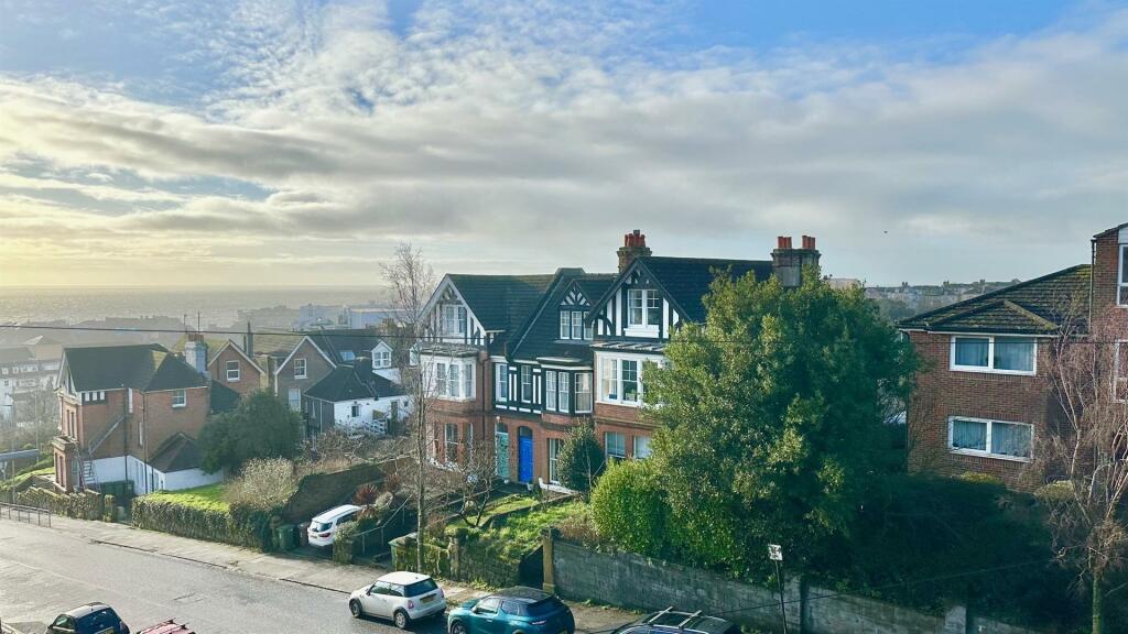 2 bedroom flat for sale in Priory Avenue, Hastings, TN34
