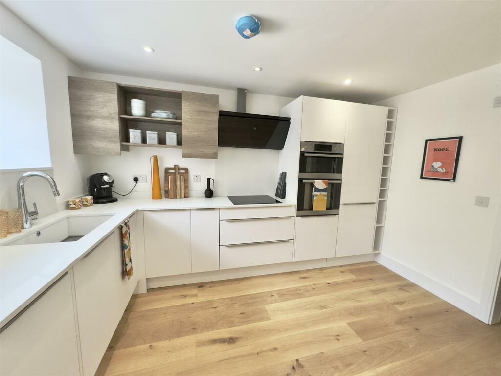 4 bedroom semidetached house for sale in Fern Road, St. LeonardsOn