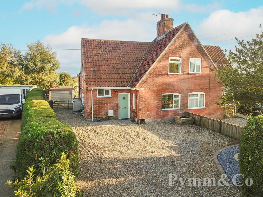 4 bedroom semidetached house for sale in West View, Poringland, NR14