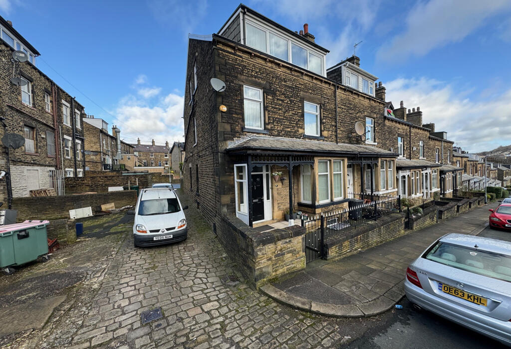 5 bedroom end of terrace house for sale in Norwood Terrace, Shipley, West Yorkshire, BD18