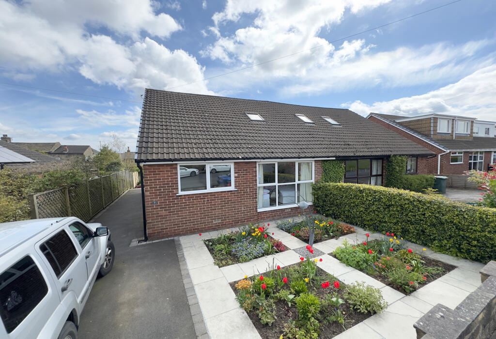 4 bedroom semidetached house for sale in Southway, Eldwick, Bingley