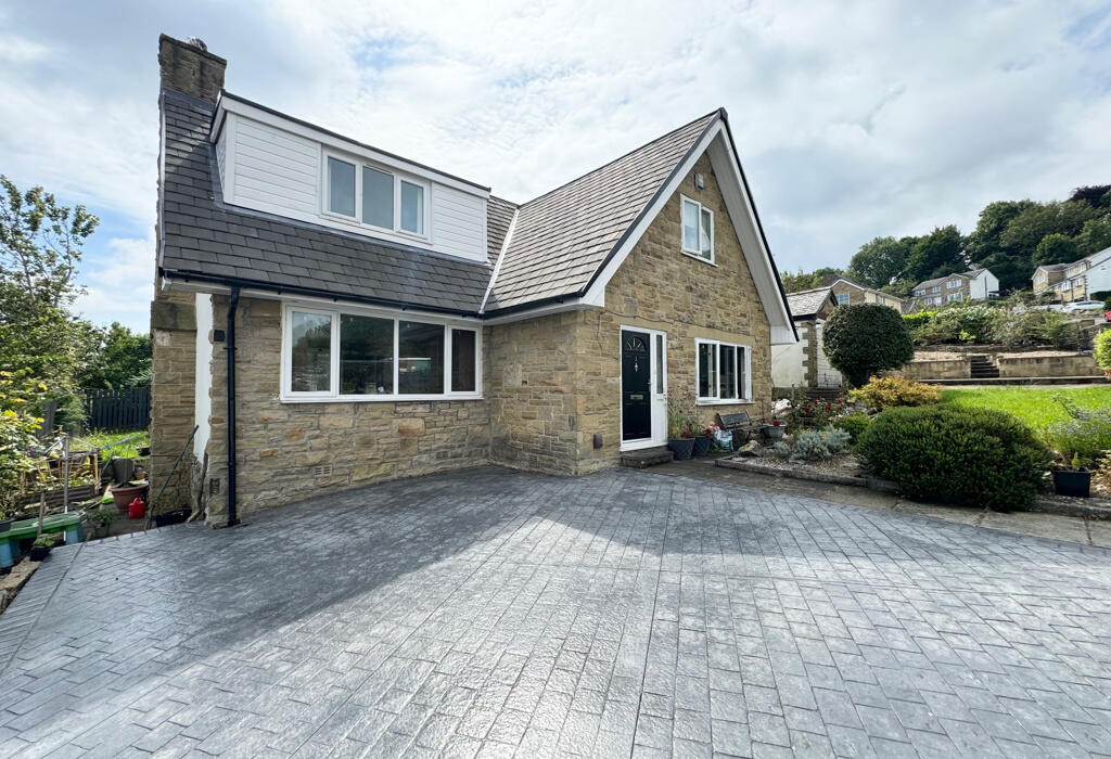 3 bedroom detached house for sale in Aireville Rise, Bradford, West