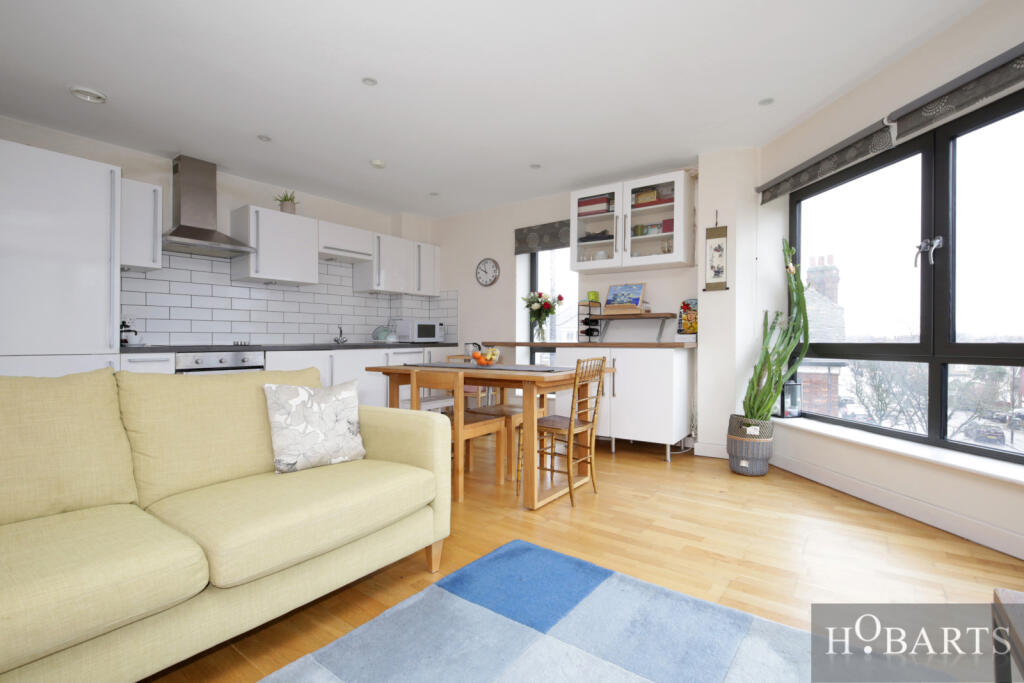2 bedroom flat for sale in Winkfield Road, Wood Green, London, N22