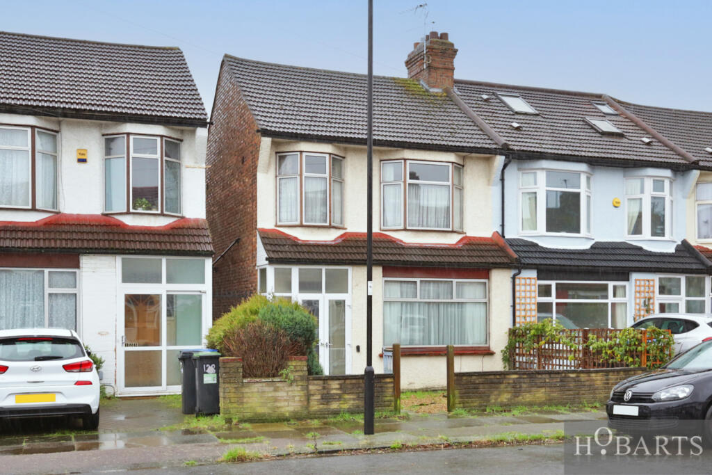 3 bedroom end of terrace house for sale in Bounds Green, London, N11