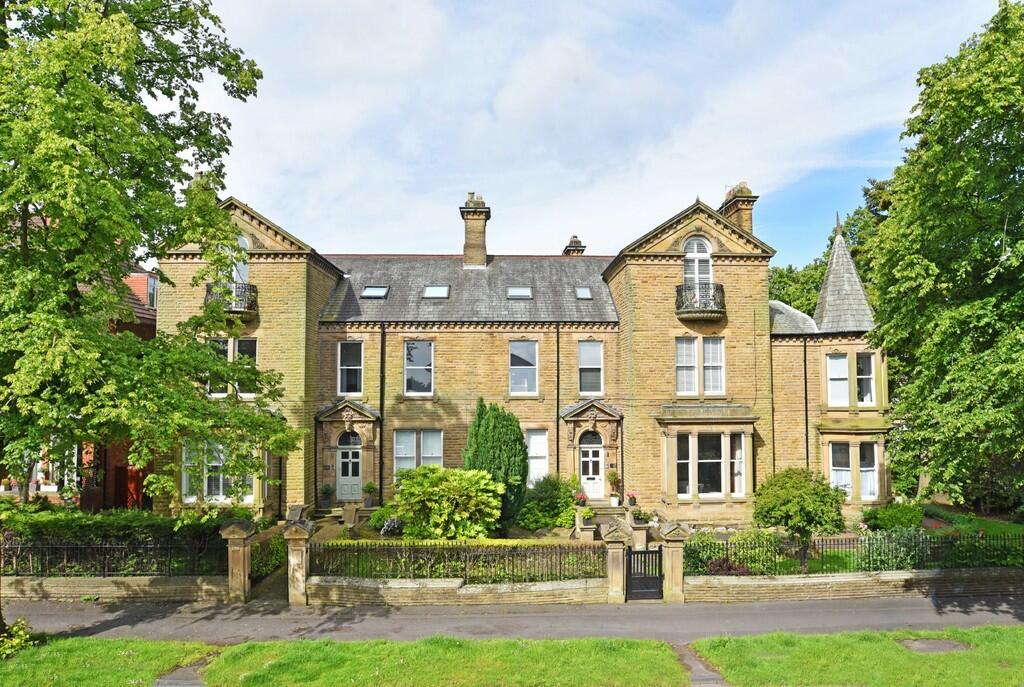 3 bedroom apartment for sale in Leeds Road, Harrogate, HG2
