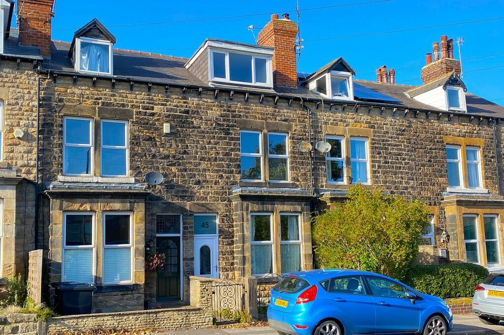 4 bedroom terraced house for sale in Hookstone Road, Harrogate, HG2