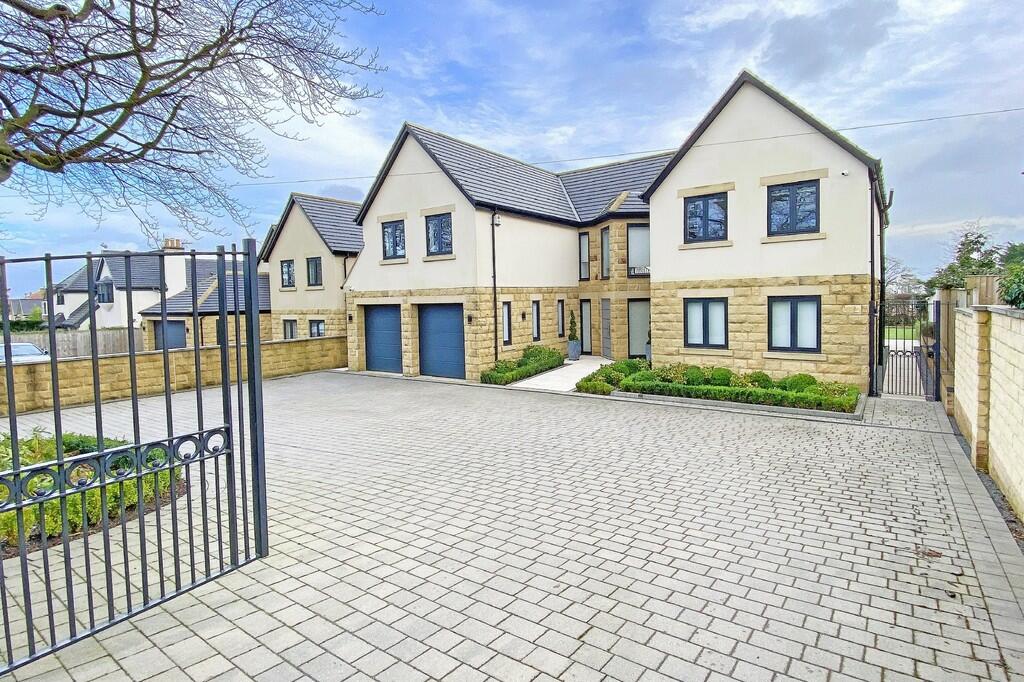 5 bedroom detached house for sale in Pannal Ash Road, Harrogate, HG2