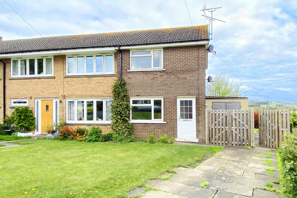 2 bedroom end of terrace house for sale in Kingsway, Huby, Leeds, LS17