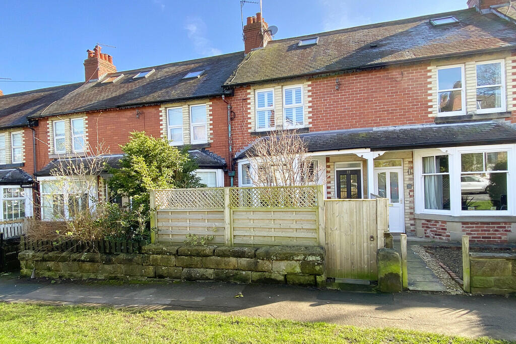 3 bedroom terraced house for sale in Hookstone Road, Harrogate, HG2